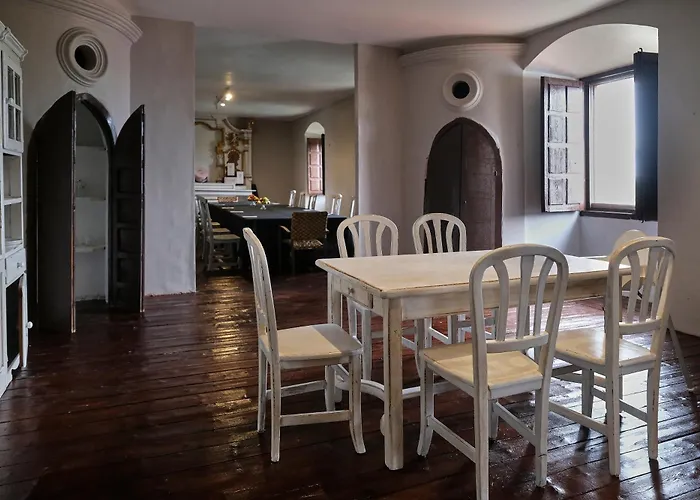 Holiday home Palacio Conde De Aldana Con Piscina Entre Encinares Y Dehesas